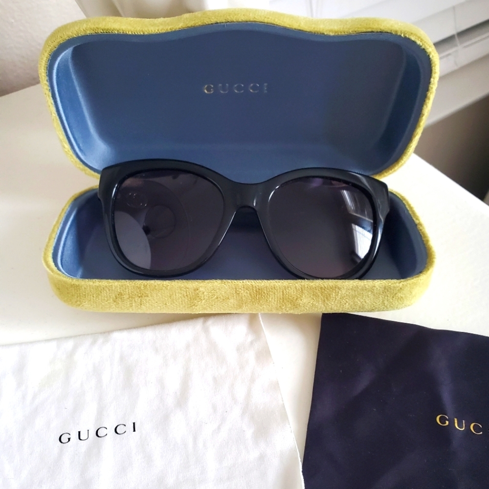 Gucci Black Sunglasses with case. Perfect condition